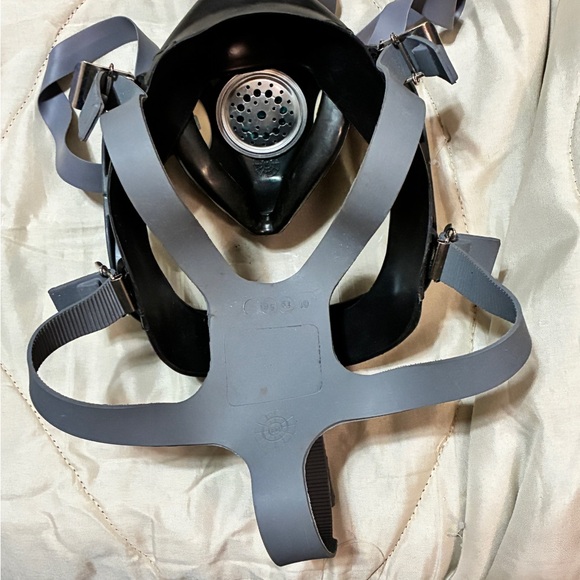 Gas Mask - Picture 2 of 3